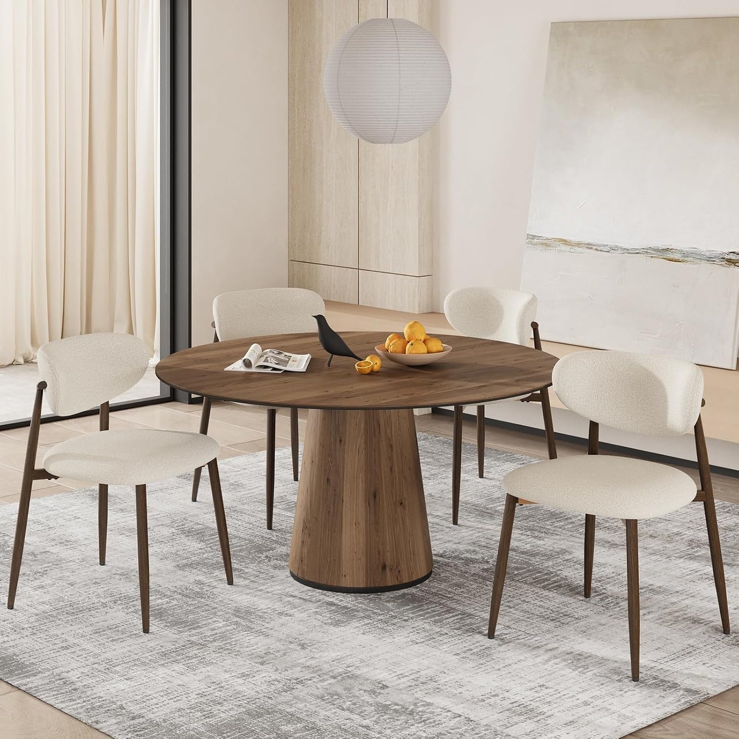 Lot de quatre chaises de cuisine beige avec assise rembourree en tissu, dossier fixe et pieds metal robustes