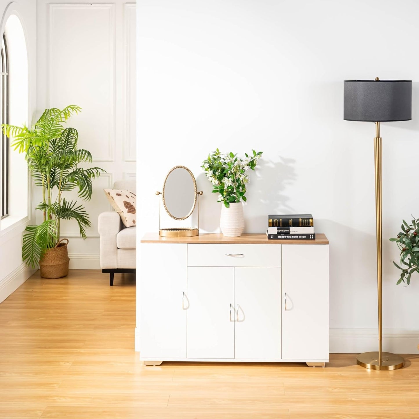 Buffet scandinave blanc lin avec quatre portes, tiroir central et plateaux MDF pour une organisation elegante